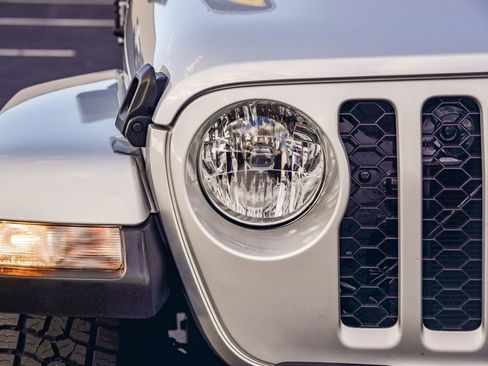 Used 2023 Jeep Gladiator Sport image 12