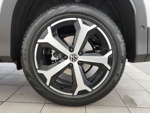 New 2025 Volkswagen Tiguan SE image 37