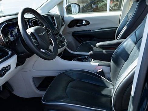 Used 2023 Chrysler Pacifica Limited image 11