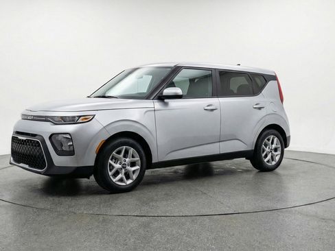Used 2025 Kia Soul LX w/ LX Technology Package FWD image 3