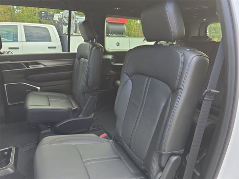 New 2025 Jeep Wagoneer L Series II image 15