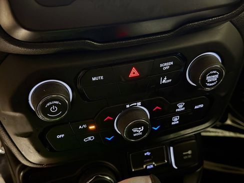 Used 2021 Jeep Renegade Latitude AWD/4WD image 17