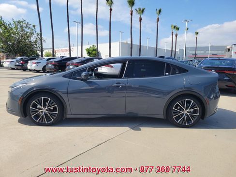 Used 2024 Toyota Prius XLE FWD image 7