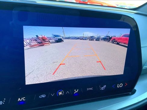 Used 2025 Chevrolet Traverse LT image 27