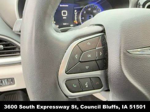 Used 2023 Chrysler Pacifica Touring-L FWD image 17