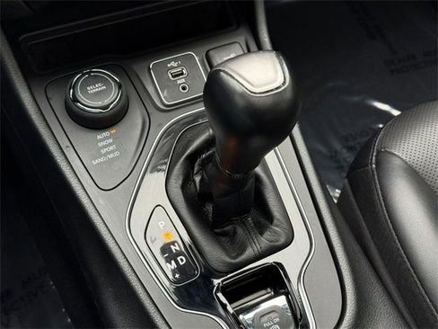 Used 2022 Jeep Cherokee Limited image 24