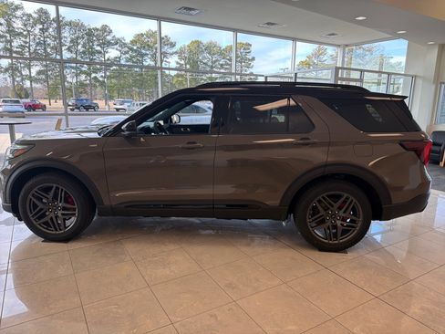 New 2026 Ford Explorer ST-Line w/ ST-Line Street Pack RWD image 8