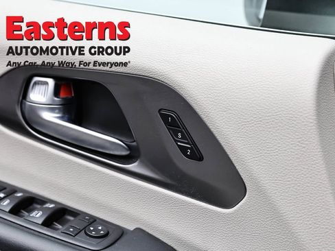 Used 2023 Chrysler Pacifica Touring-L FWD image 21