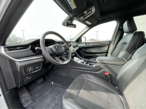 New 2025 Jeep Grand Cherokee Altitude image 2