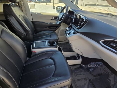 Used 2023 Chrysler Pacifica Touring-L FWD image 31