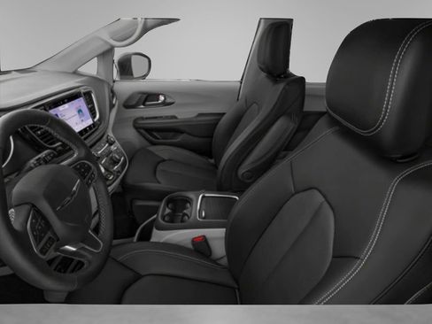 Used 2024 Chrysler Pacifica Touring-L image 6