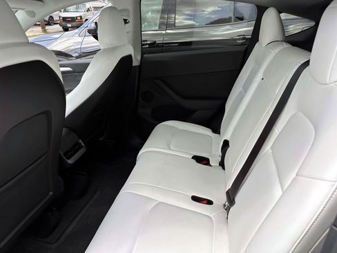Used 2024 Tesla Model Y Long Range AWD/4WD image 17