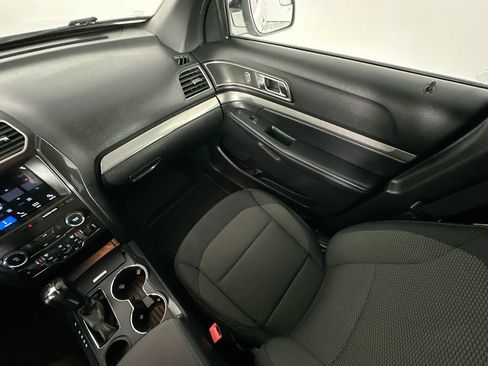 Used 2018 Ford Explorer XLT w/ Equipment Group 201A FWD image 11