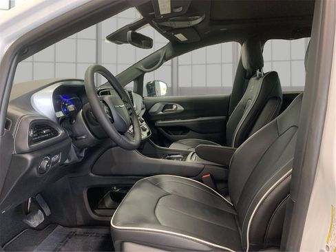Used 2025 Chrysler Pacifica Limited image 9