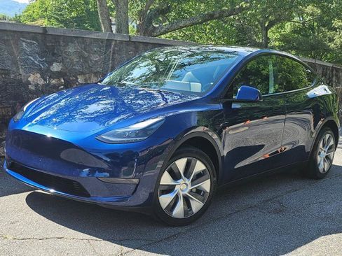 Used 2023 Tesla Model Y Long Range AWD/4WD image 2