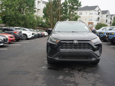 Used 2021 Toyota RAV4 LE AWD/4WD image 2