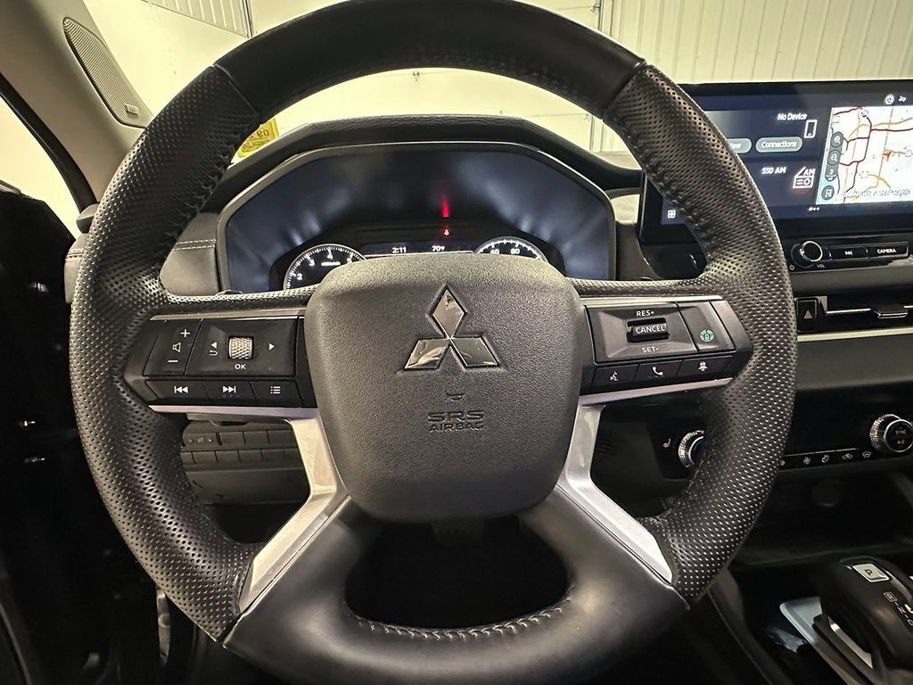 Used 2025 Mitsubishi Outlander AWD image 36