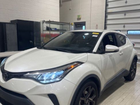 Used 2020 Toyota C-HR XLE image 3