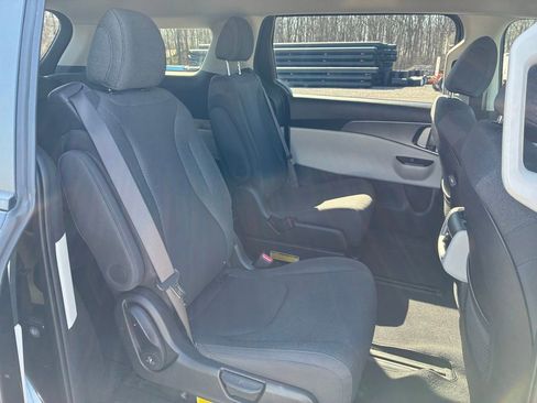 Used 2023 Kia Carnival LX FWD image 15