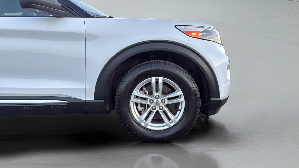 Used 2020 Ford Explorer XLT w/ Equipment Group 202A AWD/4WD image 14