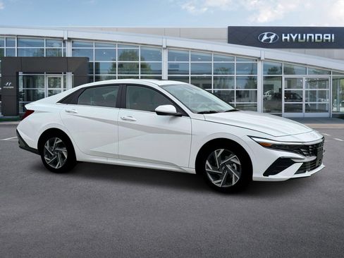 New 2025 Hyundai Elantra SEL image 10
