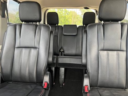 Used 2015 Chrysler Town & Country Touring w/ Mopar Premium Addition Group image 25