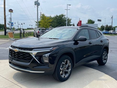 Used 2025 Chevrolet Trax LT FWD image 3