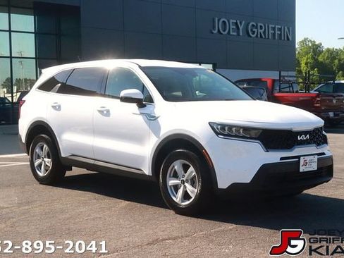 Certified 2023 Kia Sorento LX AWD/4WD image 3