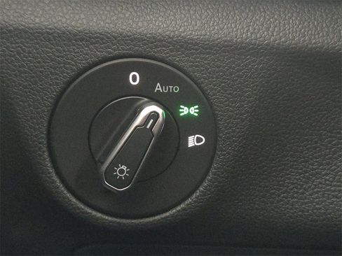 Used 2025 Volkswagen Jetta SE image 23