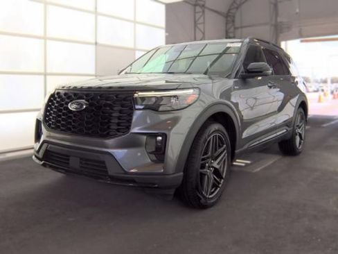 Used 2025 Ford Explorer ST-Line w/ ST-Line Street Pack AWD/4WD image 3