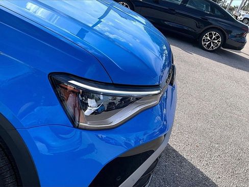 Certified 2025 Volkswagen Taos SE image 12