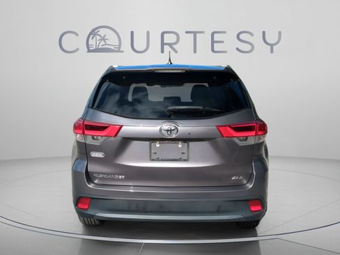 Used 2019 Toyota Highlander XLE FWD image 6