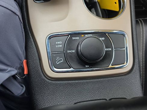 Used 2014 Jeep Grand Cherokee Limited w/ Luxury Group II AWD/4WD image 26