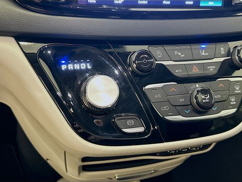 Used 2024 Chrysler Pacifica Touring-L FWD image 24