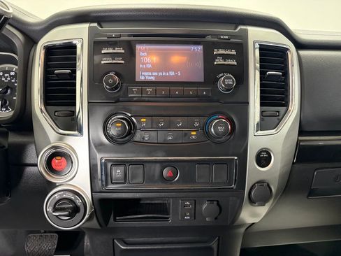 Used 2018 Nissan Titan SV AWD/4WD image 12