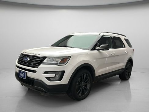 Used 2017 Ford Explorer XLT w/ Equipment Group 202A AWD/4WD image 2