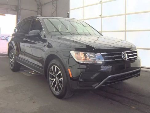 Used 2019 Volkswagen Tiguan SE w/ Panoramic Sunroof Package FWD image 3