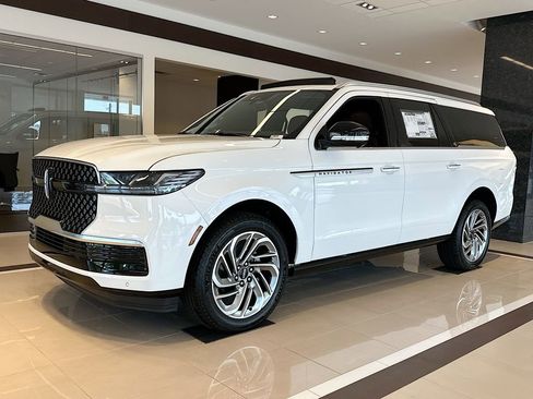 New 2026 Lincoln Navigator L Reserve AWD/4WD image 2