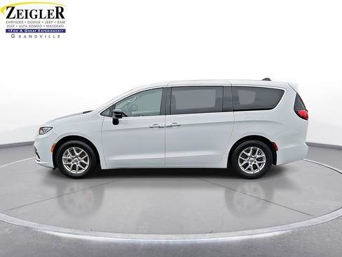 Used 2024 Chrysler Pacifica Touring-L FWD image 8