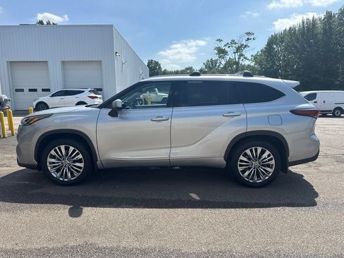 Used 2025 Toyota Highlander Platinum AWD/4WD image 8