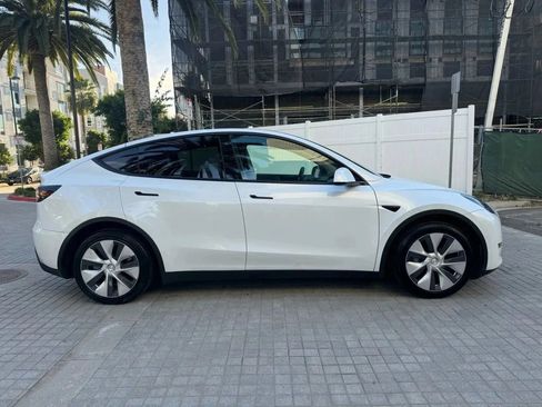 Used 2022 Tesla Model Y Long Range AWD/4WD image 4