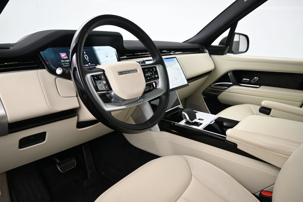 Used 2025 Land Rover Range Rover SE AWD/4WD image 4