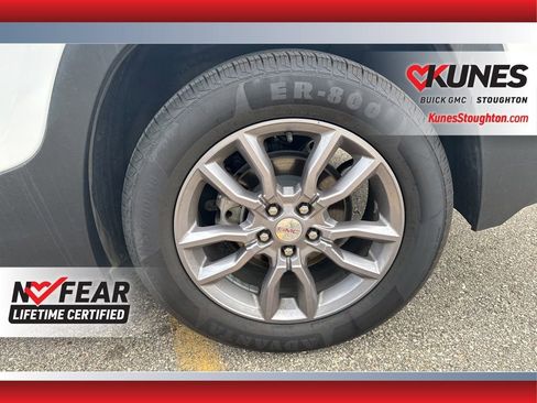 Used 2023 GMC Terrain SLT image 18