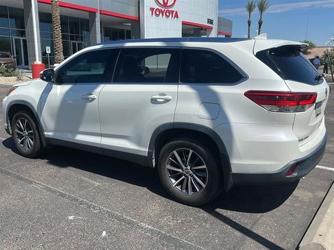 Used 2019 Toyota Highlander XLE w/ Carpet Mat Package (TMS) AWD/4WD image 2