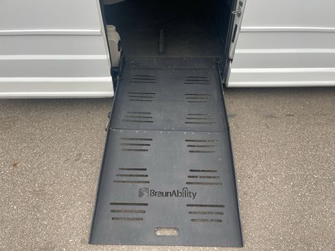 Used 2017 Dodge Grand Caravan SXT image 4