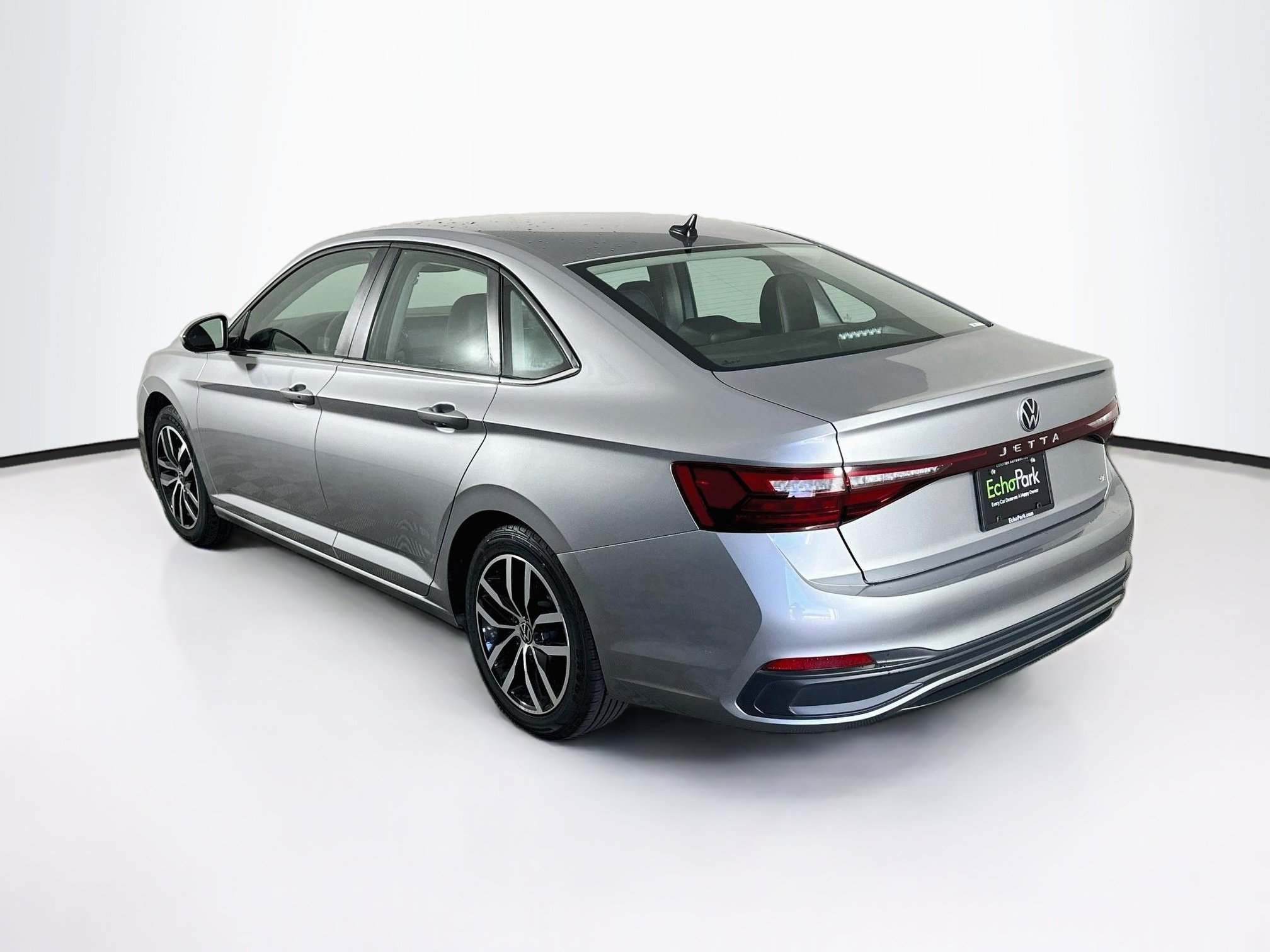 Used 2025 Volkswagen Jetta SE FWD image 5