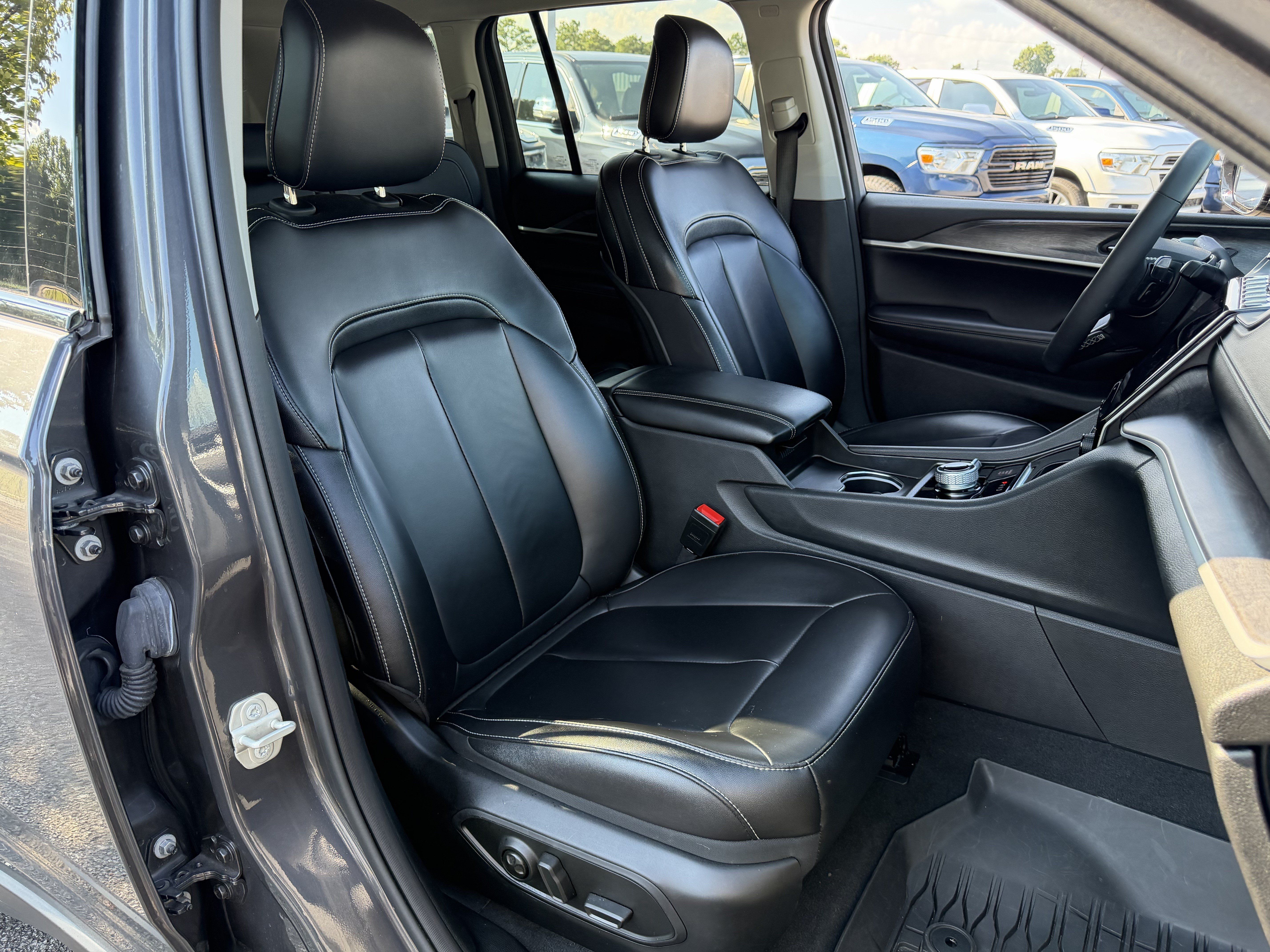Used 2023 Jeep Grand Cherokee Limited AWD/4WD image 36