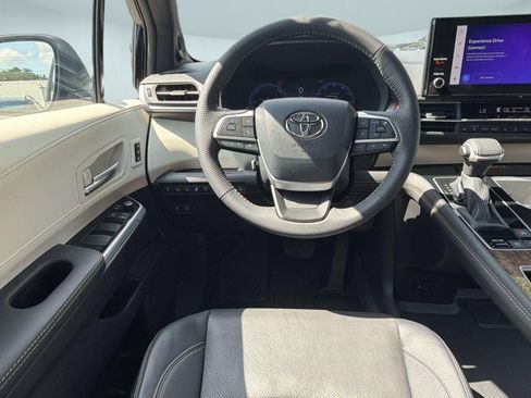 Used 2025 Toyota Sienna Platinum AWD/4WD image 28