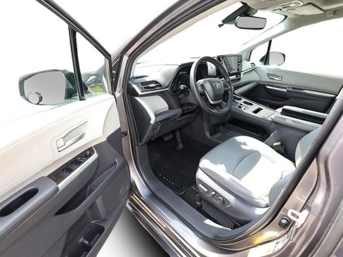 Used 2021 Toyota Sienna XLE image 10