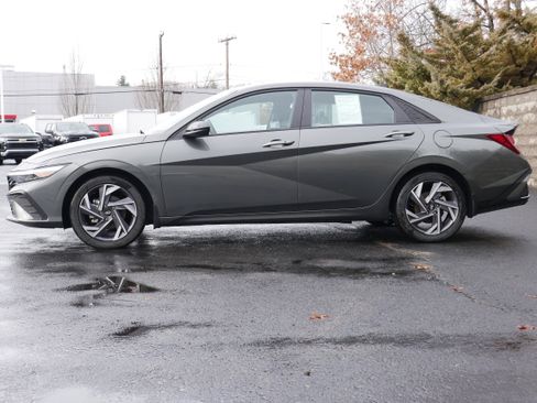 Used 2025 Hyundai Elantra Sport image 3